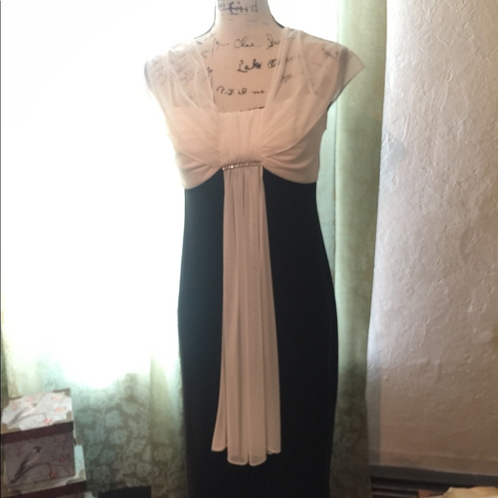 Gorgeous dress.. lots of class , beautifully made